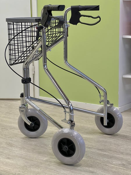 Kolmirenkainen sis&auml;rollaattori